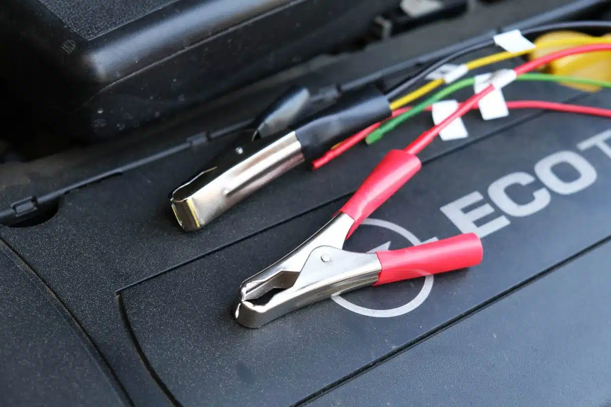 Conexión del alternador en el vehículo. El comprobador conectado anula las señales de la ECU.