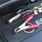 Conexión del alternador en el vehículo. El comprobador conectado anula las señales de la ECU.