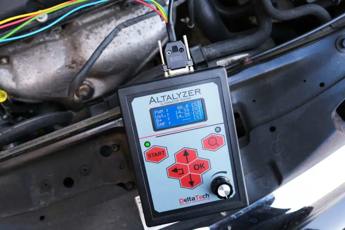 La pantalla del comprobador muestra la siguiente información: tensiones (ajustadas y medidas) y etapa de carga.