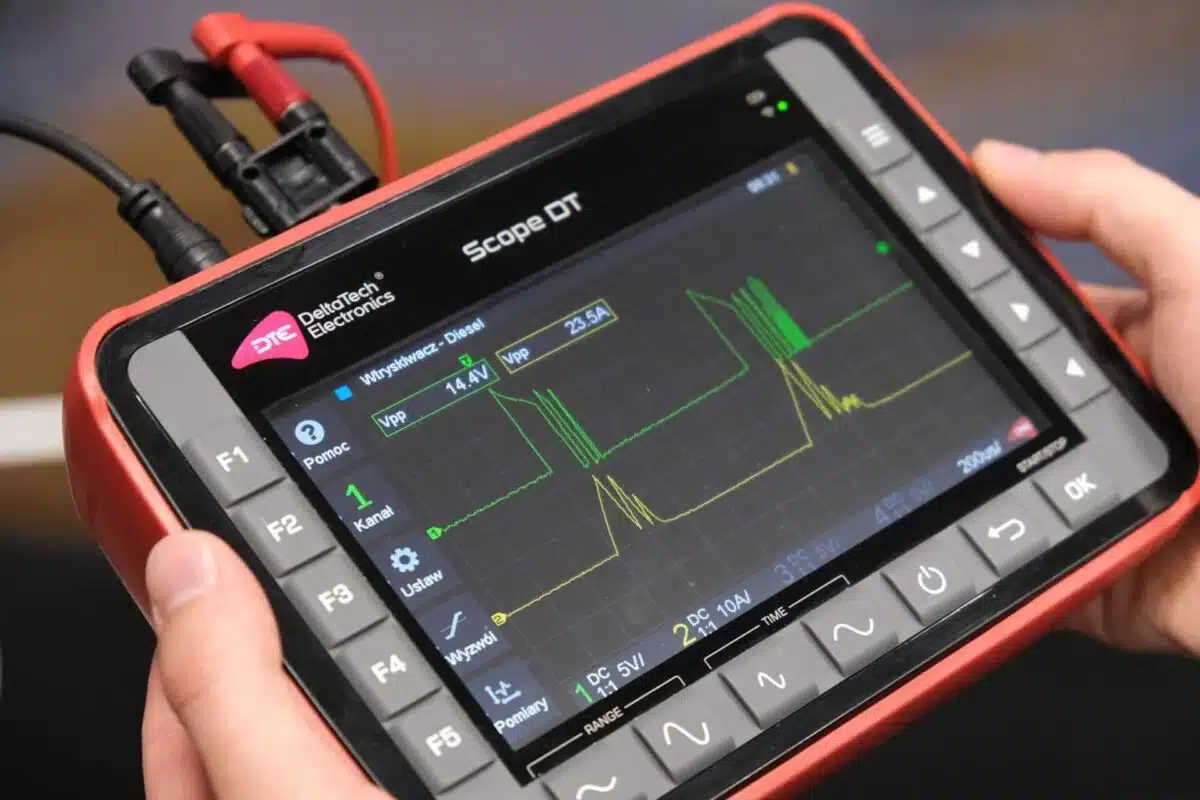 Checking the injectors can be done in service with the help of an oscilloscope, observing the current and voltage waveforms during operation.