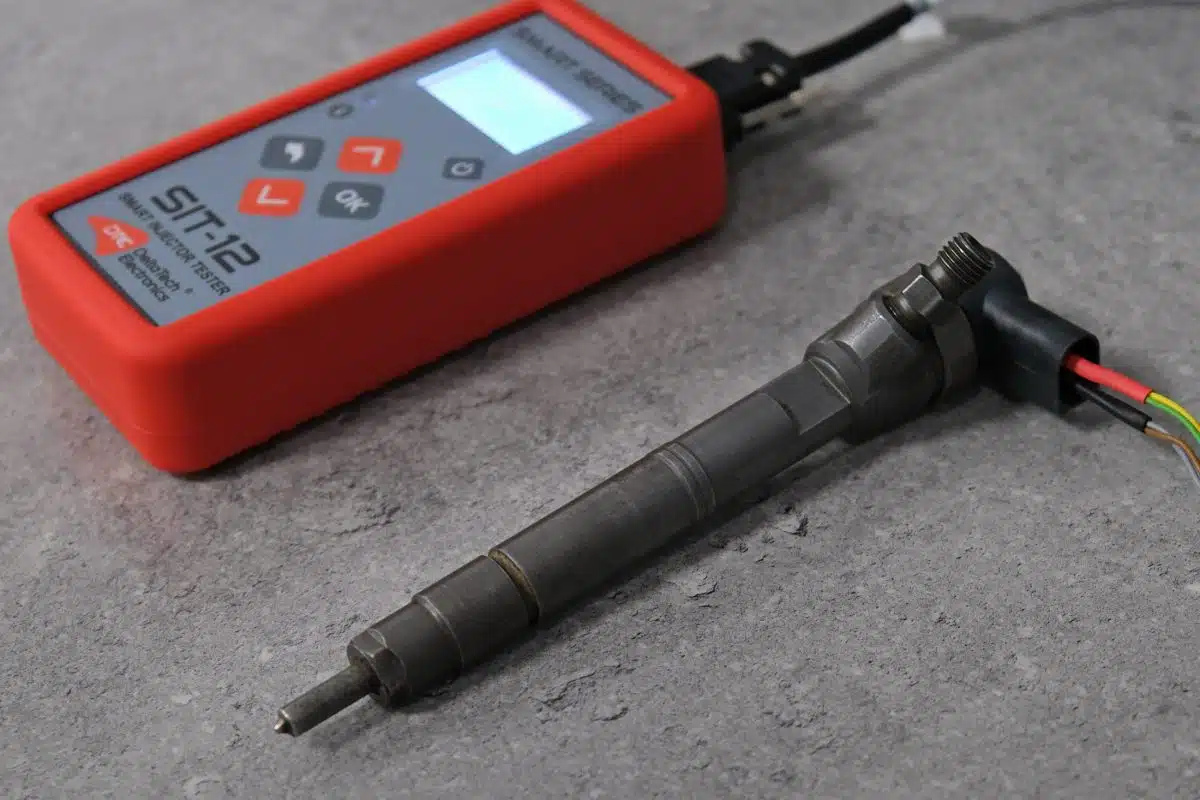 We will check the injection coil with the SIT-12 tester.