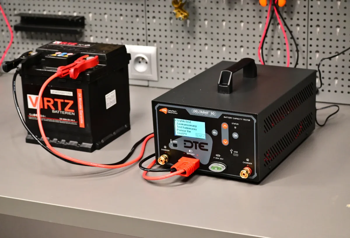 Jak sprawdzić pojemność akumulatora? Testerem Deltabat 30.